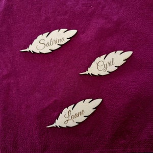 Marca de nombre y fecha de madera personalizada en forma de pluma para boda, bautizo, cumpleaños, decoración de mesa, fiesta