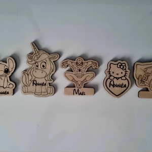 Platzmarkierung aus Holz, ideal für Geburtstag, Hochzeit, Taufe, Zeremonie. Verschiedene Modelle und Themen, Personalisierung mit Vornamen