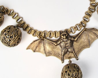 Handgemaakte grote gebronsde vleermuisketting messing filigraanballen en boekenketting - The Vampire Ball