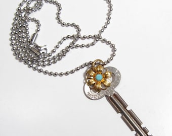 Handgemaakte charmeclusterketting Vintage Terryville Conn Key blauwe strass bloembedel