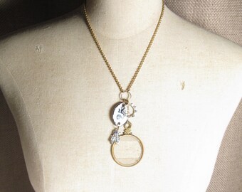 Handgemaakte charmeclusterketting vintage oogglas porselein 25 strass vlieg en kroon Oddity Looking Glass