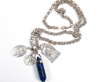 Handgemaakte Vintage religieuze charme cluster verzilverde medailles blauwe Lapis punt