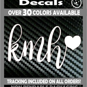 Op de afbeelding: Witte vinyl sticker met de tekst "kmh" in cursief schrift en een klein wit hartje. De sticker is op een zwarte carbonfiber achtergrond. De tekst "MEER DAN 30 KLEUREN BESCHIKBAAR" staat bovenaan de afbeelding. De tekst "TRACKING INBEGREPEN BIJ ALLE BESTELLINGEN!" en "NIET BUIGBARE VERPAKKING" staat onderaan de afbeelding.