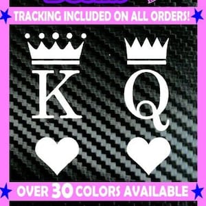Puede incluir: Pegatina de vinilo troquelada con diseño de cartas de juego de Rey y Reina. La pegatina presenta un rey y una reina blancos con coronas y corazones. El texto "TRACKING INCLUDED ON ALL ORDERS!" y "OVER 30 COLORS AVAILABLE" es visible. La pegatina está sobre un fondo de fibra de carbono negro y blanco.
