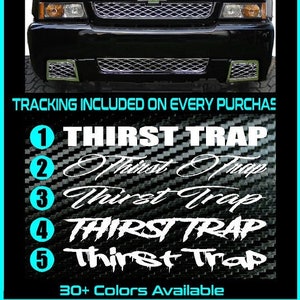 Könnte beinhalten: Ein schwarzer Pickup mit einem weißen "THIRST TRAP" Aufkleber auf der Windschutzscheibe. Der Aufkleber ist 42 Zoll mal 4 Zoll groß. Das Bild zeigt fünf verschiedene Variationen des Aufkleberdesigns.