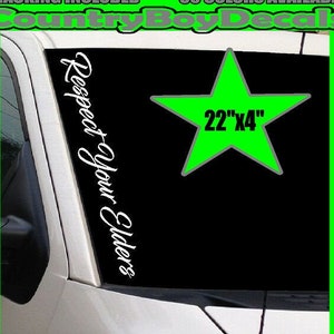 Puede incluir: Una calcomanía de vinilo troquelada con el texto "Respect Your Elders" en fuente cursiva. También se presenta una estrella verde de 56 cm x 10 cm. La calcomanía está diseñada para su aplicación en la ventana de un vehículo.