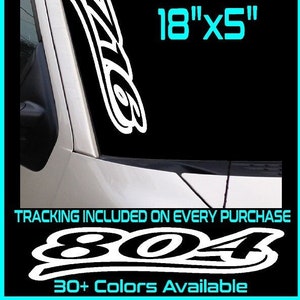 Pode incluir: Adesivo de vinil branco com um logotipo estilizado "Z16" de 18 polegadas por 5 polegadas. O adesivo é mostrado no pára-brisa de um carro. O texto "TRACKING INCLUDED ON EVERY PURCHASE" e "804" também são visíveis. O texto "30+ Cores Disponíveis" está na parte inferior da imagem.