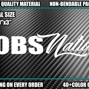 Puede incluir: Calcomanía de vinilo blanco con el texto "OBS Nation" en una fuente estilizada. La calcomanía mide 10 pulgadas por 3 pulgadas y se muestra sobre un fondo de fibra de carbono. El texto "HIGHEST QUALITY MATERIAL" y "NON-BENDABLE PACKAGING" se encuentra en la parte superior de la imagen. El texto "TRACKING ON EVERY ORDER" y "40+COLOR OPTIONS" se encuentra en la parte inferior de la imagen.