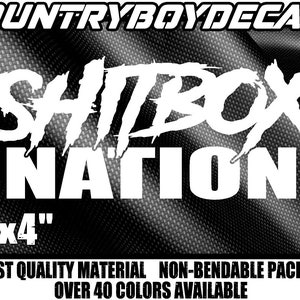 Puede incluir: Calcomanía de vinilo blanco con el texto "SHITBOX NATION" en una fuente en negrita y estilizada. La calcomanía mide 8 pulgadas por 4 pulgadas y está disponible en más de 40 colores.