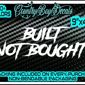 Pode incluir: Adesivo de vinil branco com o texto "BUILT NOT BOUGHT" em uma fonte em negrito e estilizada. O adesivo mede 9 polegadas por 4 polegadas e é mostrado em um fundo preto de fibra de carbono.