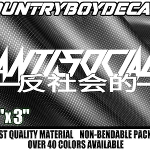 Puede incluir: Calcomanía de vinilo blanco con el texto "ANTISOCIAL" en una fuente en negrita y estilizada. Debajo del texto hay una línea negra y el texto "一反社会的一" en japonés. La calcomanía mide 10 pulgadas de ancho y 3 pulgadas de alto.