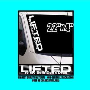 以下が含まれることがあります： 「LIFTED So My Balls Don't Drag」と黒色の「22」x「4」のサイズが書かれた白いビニールステッカー。ステッカーはトラックの窓に貼られています。「HIGHEST QUALITY MATERIAL NON-BENDABLE PACKAGING OVER 40 COLORS AVAILABLE」というテキストも含まれています。