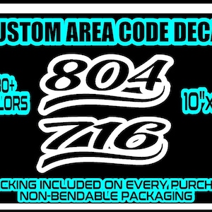 Può includere: Adesivo personalizzato con il codice di area 804 e 716, con un contorno bianco su sfondo nero. L'adesivo misura 10 pollici per 4 pollici ed è disponibile in oltre 30 colori. Il tracciamento è incluso in ogni acquisto e l'adesivo viene spedito in un imballaggio non pieghevole.