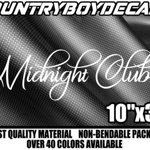 Op de afbeelding: Een witte vinyl sticker met de tekst "Midnight Club" in een cursief schrift. De sticker is 10 inch bij 3 inch en is verkrijgbaar in meer dan 40 kleuren. De sticker is afgebeeld op een zwart-witte carbonfiber achtergrond.