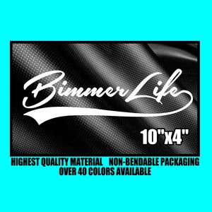 Könnte beinhalten: Schwarzweißgrafik des Textes "Bimmer Life" mit einer weißen, geschwungenen Linie darunter. Die Grafik befindet sich auf einem schwarzen Carbonfaser-Hintergrund. Der Text "10"x4" befindet sich unterhalb der Grafik. Der Text "HIGHEST QUALITY MATERIAL NON-BENDABLE PACKAGING OVER 40 COLORS AVAILABLE" befindet sich unterhalb der Grafik.