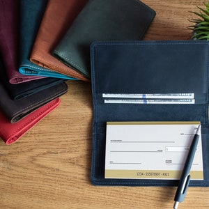 Gegraveerde leren chequeboekportemonnee, leren chequeboekomslag, chequeboekomslag gepersonaliseerd, chequeboekomslag met monogram, aangepast leren chequeboek