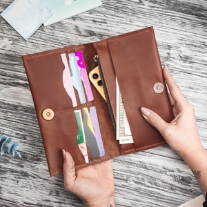 Cartera larga de cuero hecha a mano, Cartera con soporte para teléfono, Cartera larga personalizada, Cartera de mujer con inicial, Cartera plegable grabada