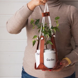 Blumenampel Leder, hängender Übertopf für Innen, minimalistischer Pflanzenhänger