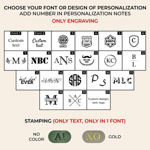Pu&ograve; includere: Una guida alle opzioni di incisione personalizzate. Include vari caratteri, design e simboli, come iniziali e distintivi. L'immagine mostra anche opzioni di stampa con testo e scelte di colore.