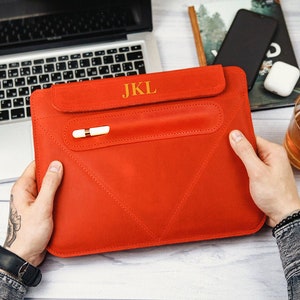 Custom iPad sleeve with initials, Leather iPad case with monogram, Personalized ipad cover, Handmade tablet pouch, Engraved tech accessory