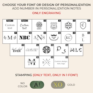 K&ouml;nnte beinhalten: Eine Tabelle mit verschiedenen Schriftart- und Designoptionen f&uuml;r die Personalisierung. Die Optionen umfassen Textfonts, Initialen, Logos und Designs. Die Tabelle enth&auml;lt auch Optionen f&uuml;r das Pr&auml;gen mit nur Text in einer Schriftart. Die Pr&auml;geoptionen umfassen keine Farbe, Gold und zwei weitere Optionen mit Initialen.