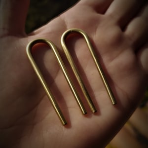 8 Gauge 3 mm EINFACHE MESSING-OHRHÄNGER - Leichte Gewichte für gedehnte Ohrläppchen - Goldfarbe - Geschenkidee - Tragbar mit und ohne Tunnel - Unisex