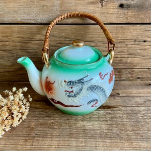 Puede incluir: Un juego de tres tazas de cerámica con un acabado mate moteado. Las tazas son de color crema, gris claro y gris oscuro. Cada taza tiene un diseño simple y minimalista y un asa redondeada.