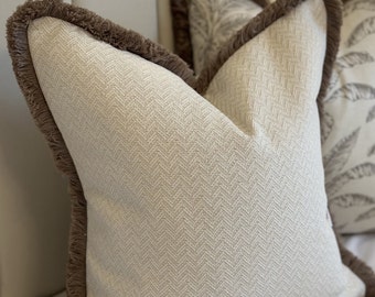 Handgefertigter Kissenbezug in Beige mit Fischgrätmuster und Fransen in Taupe