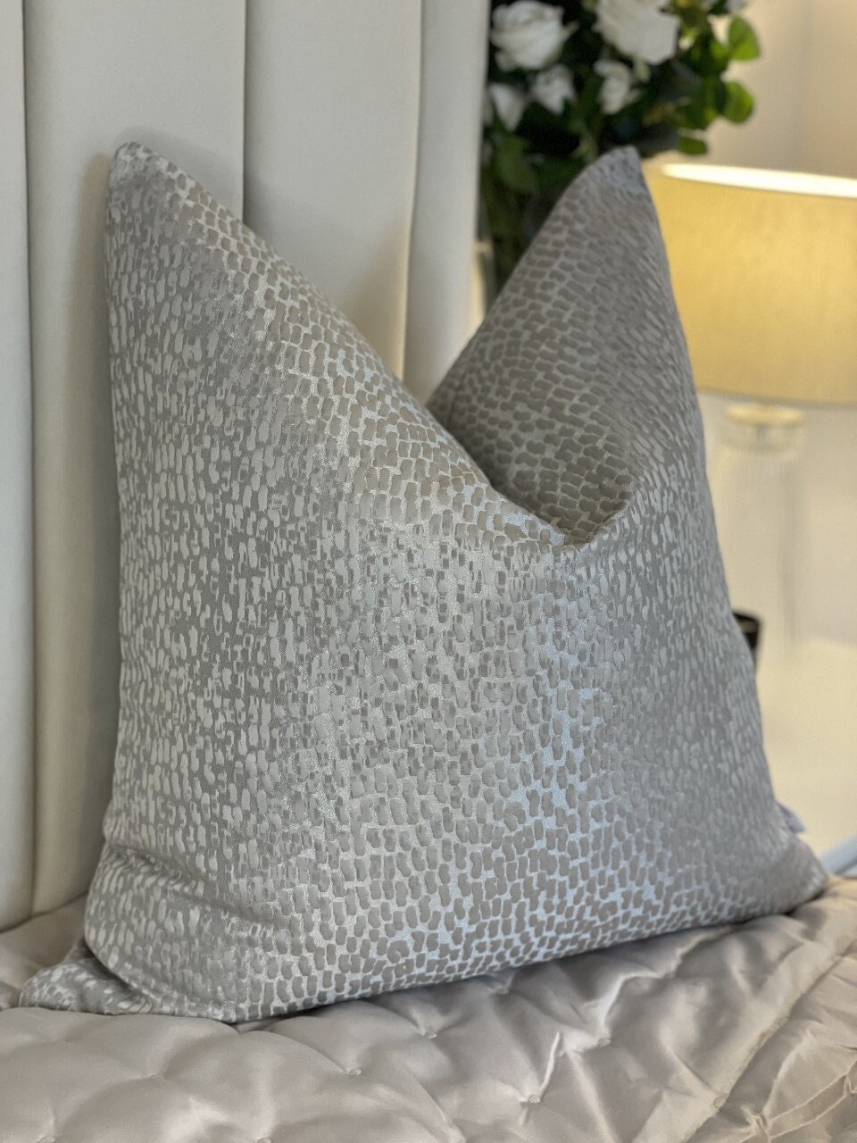 テクスチャードグレーシルバークッションカバー、ハンドメイドモダン
