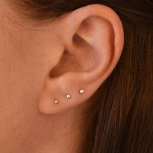 Piccoli orecchini a bottone, orecchini a sfera in argento sterling, orecchini placcati in oro 14 carati, orecchini a bottone delicati, orecchini a pois, orecchini da 2 mm a 3 mm, argento sterling massiccio