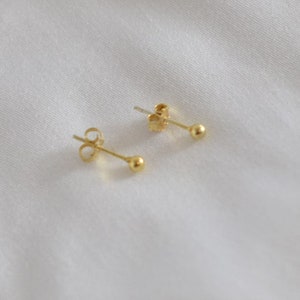 Pendientes diminutos, pendientes de bolas de plata de ley, pendientes chapados en oro de 14K, pendientes delicados, pendientes de puntos, pendientes de 2 mm y 3 mm, plata de ley sólida imagen 4