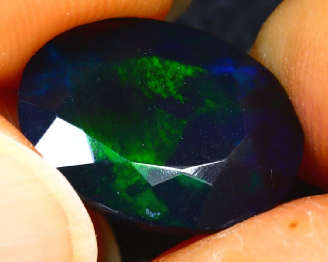 Paire D'opales éthiopiennes Welo Naturelles 2,15 Ct - Super Fire, Forme Ronde, Couleurs Arc-en-ciel