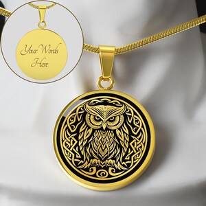 K&ouml;nnte beinhalten: Goldkette mit einem runden Anh&auml;nger mit einem schwarzen und goldenen Eulenmotiv. Der Anh&auml;nger hat einen keltischen Knotenrand.