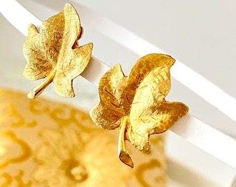 Pendientes vintage firmados por Charel Gold con forma de hoja de arce y acabado texturizado de corteza, estilo mediados de siglo.