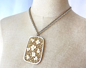 Collar vintage Flower Power de filigrana dorada y esmalte blanco, verano del amor.