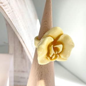 Large Vintage Cast Plastic Yellow Lucite Flower Ring 1960s Size 8