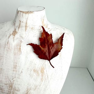 Unusual Vintage Large Realistic Autumn Maple Leaf Brooch Pin