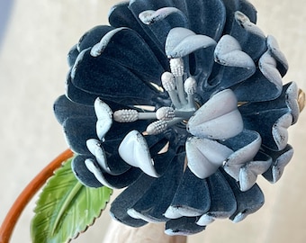 Broche vintage de crisantemo azul y blanco con tallo de metal y esmalte, ideal para fiestas en el jardín.
