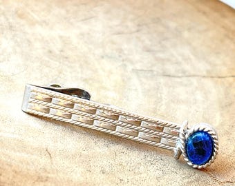 Clip de corbata vintage Swank con piedra lapislázuli azul y textura plateada.