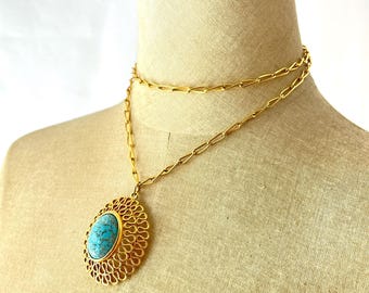 Collar vintage de cristal turquesa con filigrana dorada y colgante grande de estilo bohemio.