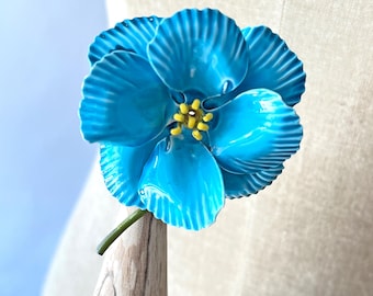 Broche de flor de metal esmaltado azul y amarillo de los años 60 – Broche retro para fiestas en el jardín