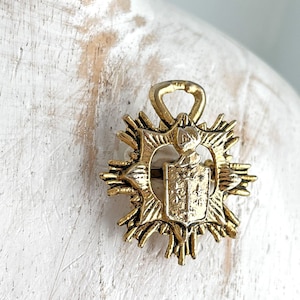 Vintage Heraldische Wappen Brosche Pin Ritter Helm Krone Und Schwert