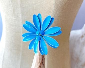 Broche de flor de metal azul cerúleo esmaltado de los años 60 – Broche retro para fiestas en el jardín