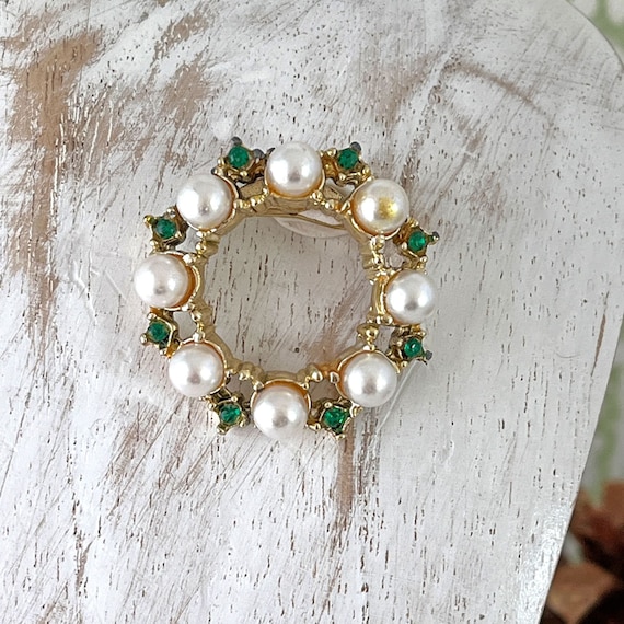 Pretty Vintage Emerald Green Rhinestone Faux Pear… - image 1