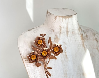 Broche grande vintage de los años 40 con diseño floral, topacio amarillo y tono oro rosa.