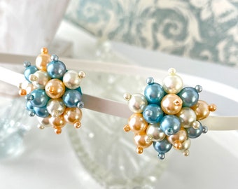 Pendientes vintage de los años 60 con forma de racimo de satélites, perforados, color azul pastel crema, perlas de imitación, estilo mediados de siglo.