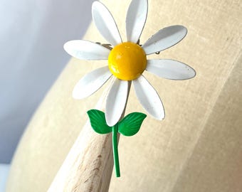 Broche vintage de margarita blanca con tallo verde y flor alegre para fiestas en el jardín.