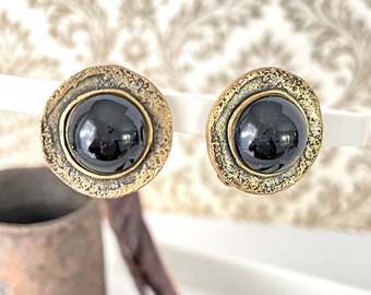 Pendientes de clip de oro fundido en arena, estilo brutalista vintage de los años 80, con cristal negro y estilo renacimiento etrusco.