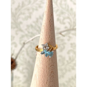Pretty Zircon Blue Vintage Gold Tone Rhinestone Ring Size 7 1960s