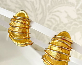 Pendientes de aro grandes estilo vintage de los años 80, gruesos, color dorado, con forma de camarón y cierre de clip acanalado.